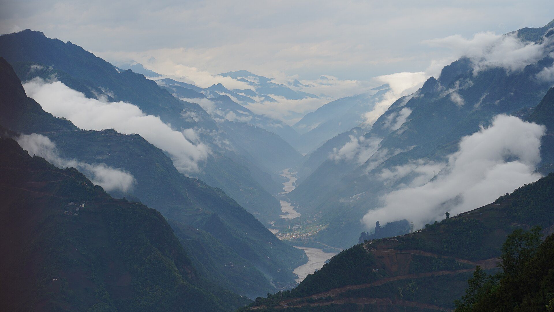 怒江大峡谷：深切的江水在陡峭峡谷间奔流，山峦层叠